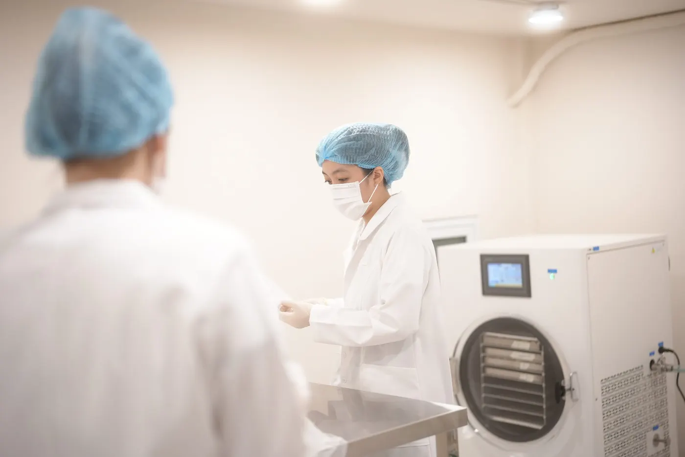 Nhân viên mặc đồ bảo hộ làm việc trong phòng sấy